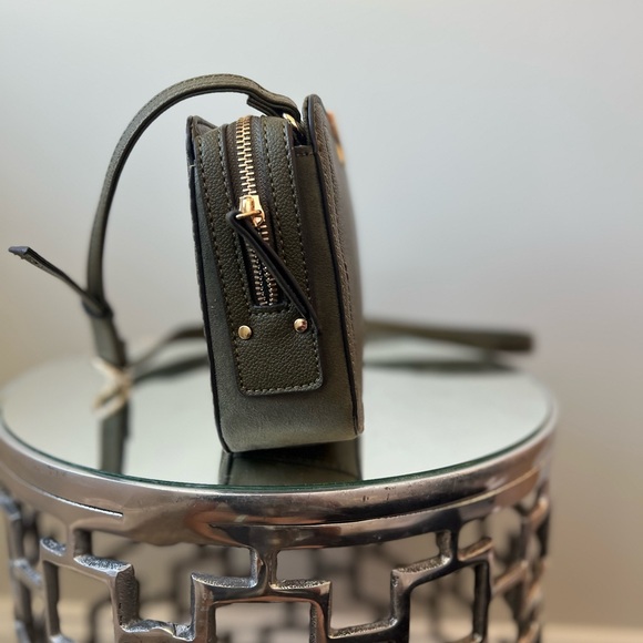 NWT Nine West mini crossbody purse in this olive color is great for any occasion - Picture 3 of 9